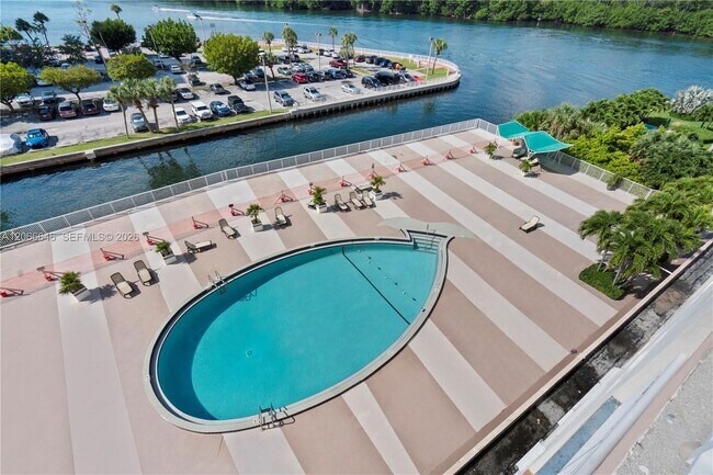 Building Photo - 400 Kings Point Dr