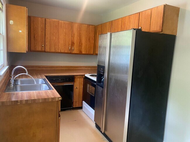 Building Photo - Spacious 3 BD, 1.5 BA Rancher off Brook Road Available in July