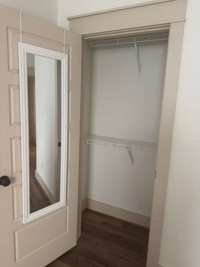 Building Photo - Large 3 Bedroom Townhome with All Appliances Included