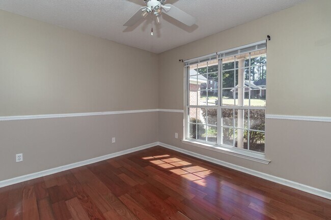 Building Photo - Beautiful 4 Bedroom, 2 Bath home with Large Yard