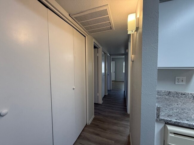 Building Photo - Renovated Glendale 3 Bedroom Condo with New Flooring