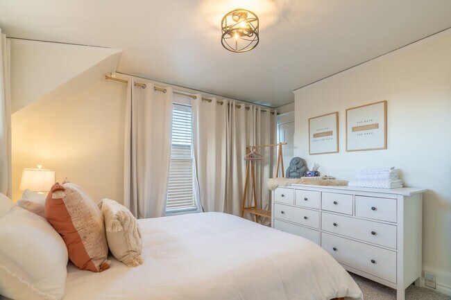 Building Photo - 116 4th Ave N