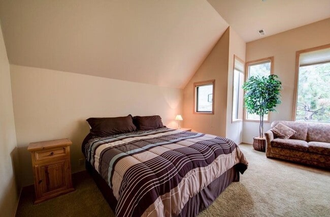 Building Photo - Fully Furnished Eaglewood Condo in Sunriver – Pool, Golf & Trails at Your Doorstep