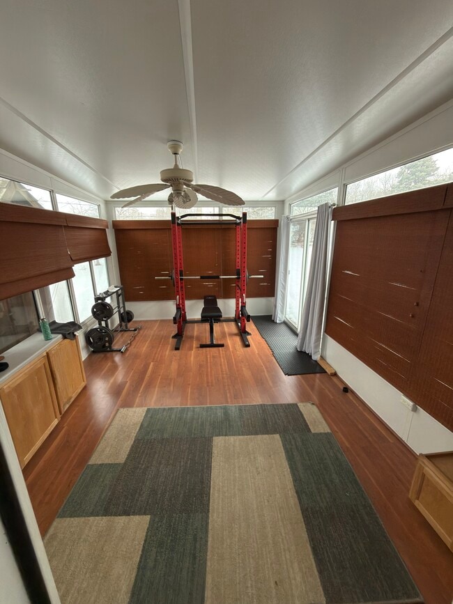 Building Photo - 560 Glen Pl