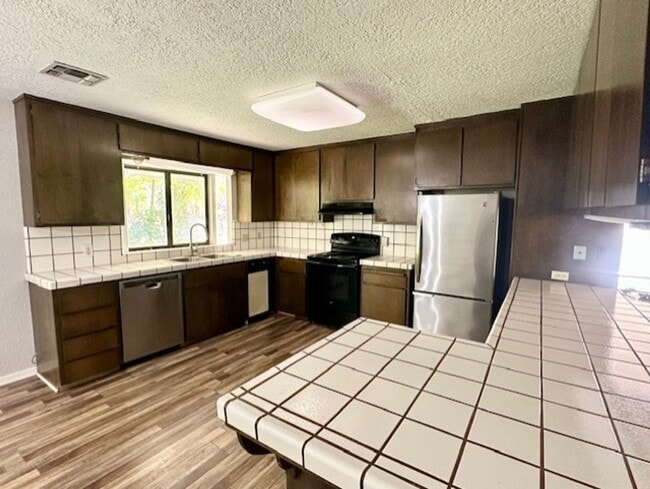 Building Photo - INCREDIBLE LOCATION!!! Quaint and Quiet and Roomy!