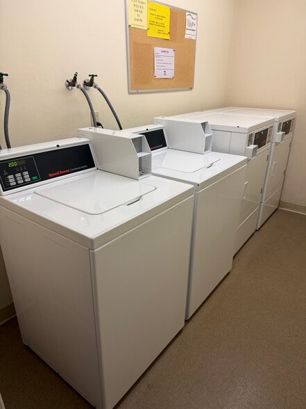 Shared Laundry Room - 828 N El Camino Real