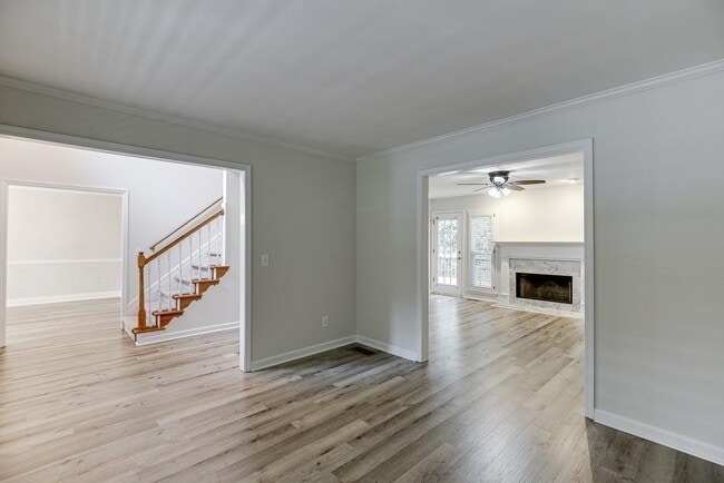 Building Photo - 6655 Lake Run Dr