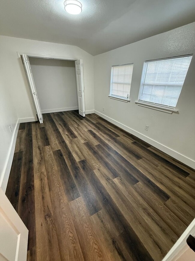 Building Photo - HOUSE:  3 Bed, 1 bath, Large Yard, Newly R...