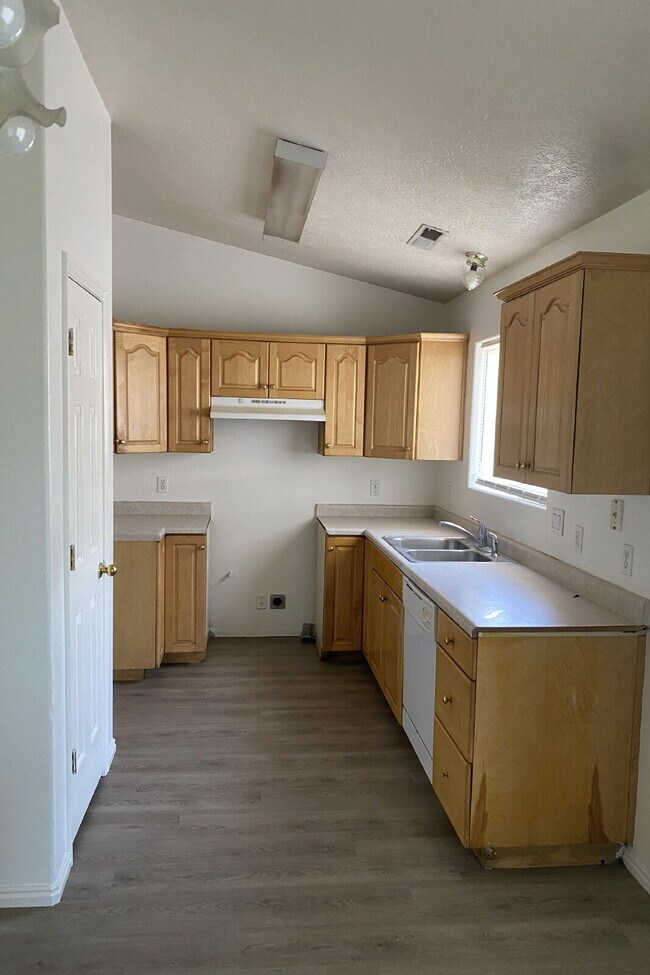 Building Photo - Charming 2-Bedroom Townhouse with 2 Full Baths in the Heart of Saint George