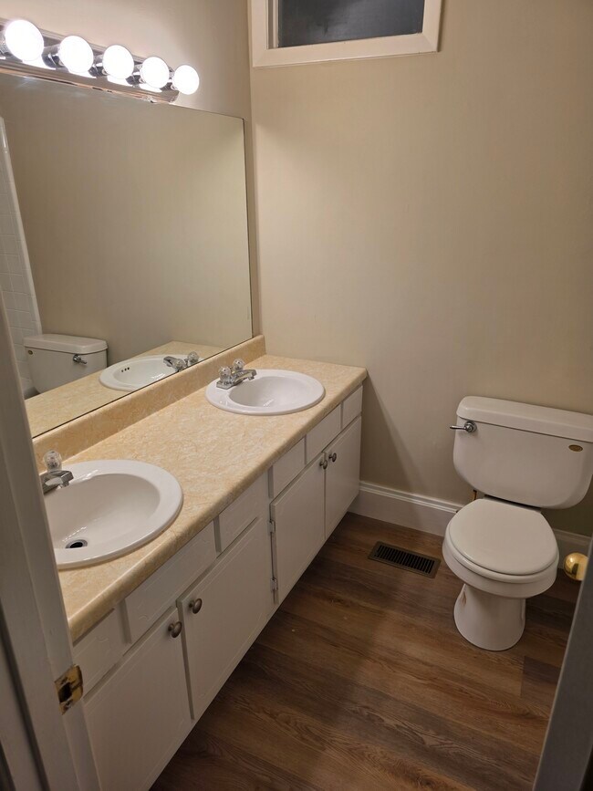 Building Photo - 1301 Fowler Dr