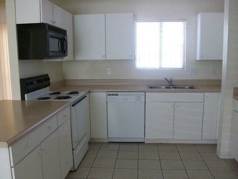 Building Photo - 439 E Linden St