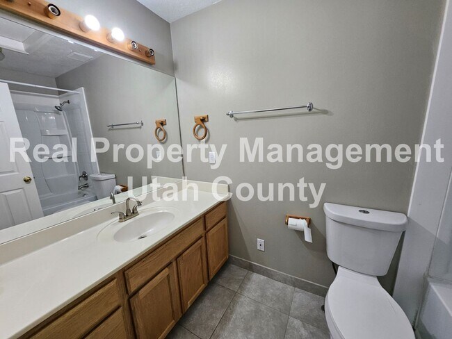 Building Photo - Townhome in Orem 3 bedroom 3.5 bathrooms