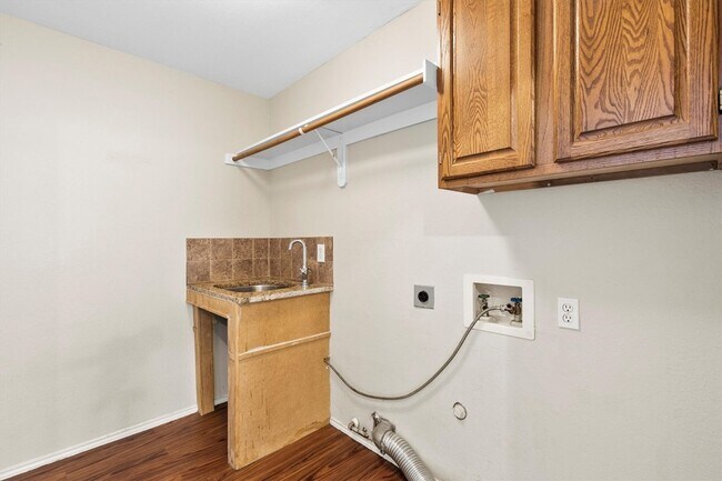 Building Photo - 2028 Austin Dr