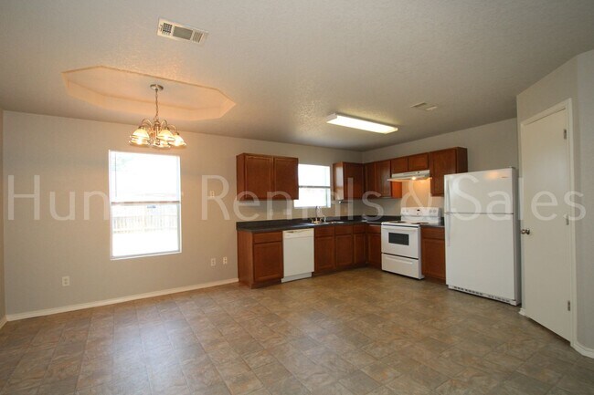 Building Photo - 3400 Lakecrest Dr