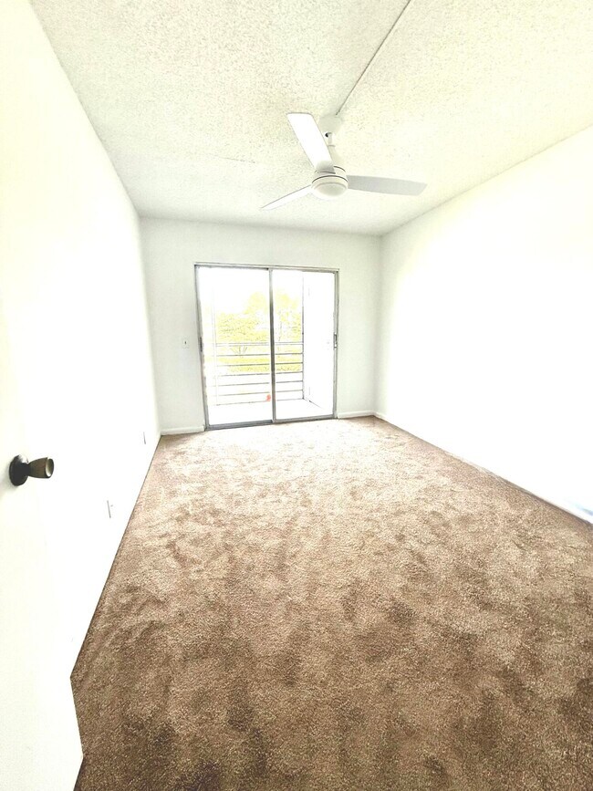 Building Photo - 402 Brighton J