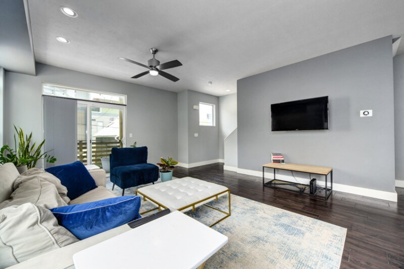Building Photo - 721 University Ct