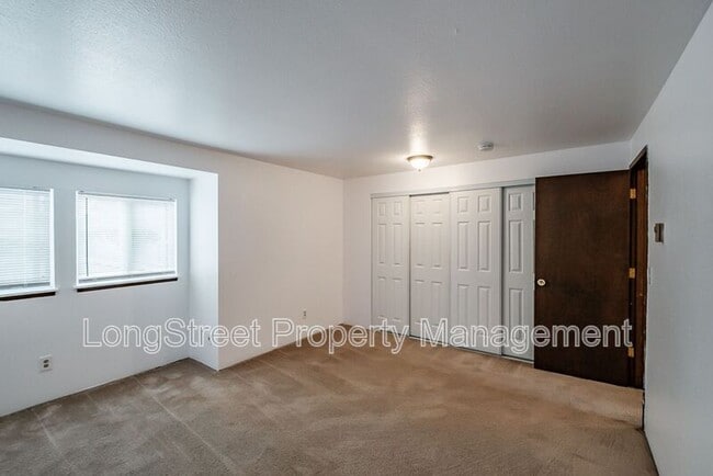 Building Photo - 1950 NW Hayes Ave