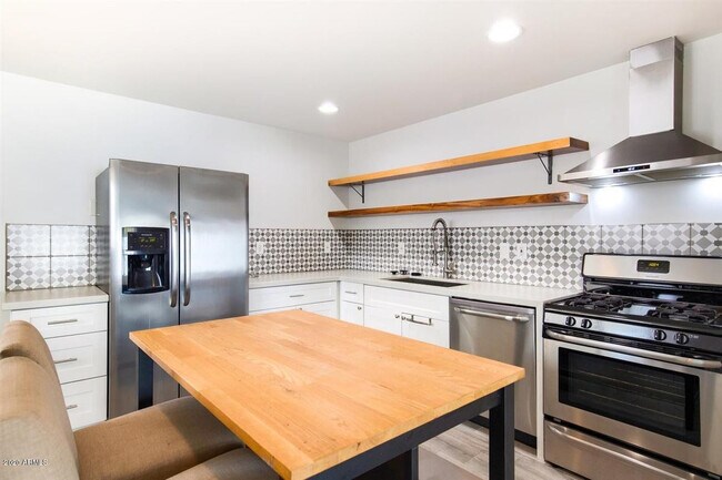 Building Photo - 3140 E Glenrosa Ave