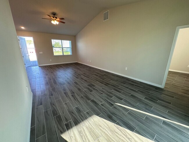 Building Photo - NW Cape Coral Home 4 Bedroom/ 2 Bath/ 3 Ca...