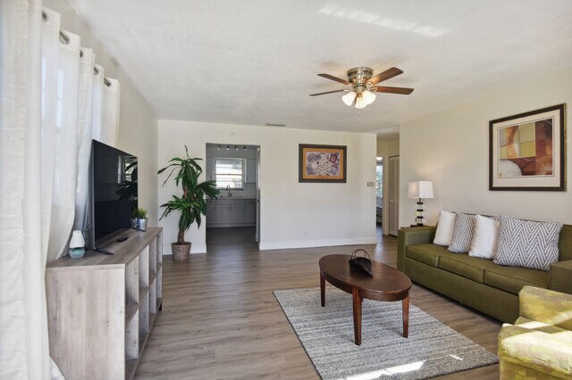 STAGED PHOTO - 813 W Magnolia St