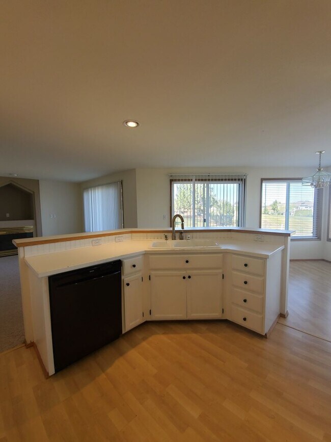 Building Photo - 4-Bedroom, 2.5-Bath located in Horn Rapids...