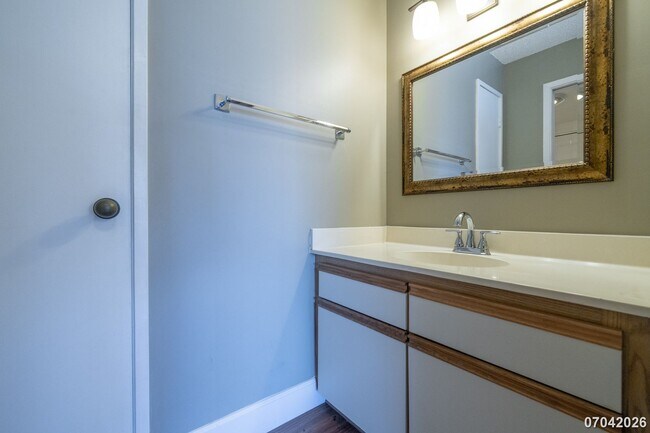 Building Photo - Available now!  2br/2ba/1pkg Condo in Royal Capitol Plaza in Kakaako