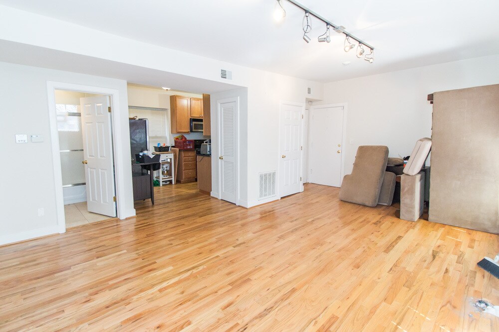 Building Photo - 927 W Sunnyside Ave