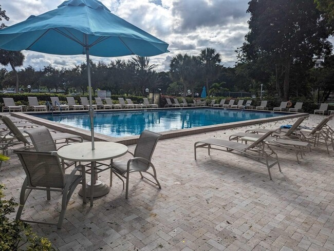 Building Photo - 3150 N Palm Aire Dr