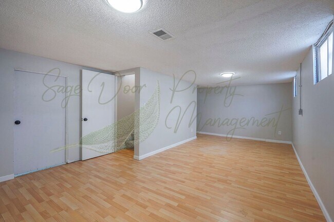 Building Photo - CHARMING TOWNHOME IN LEES SUMMIT!!