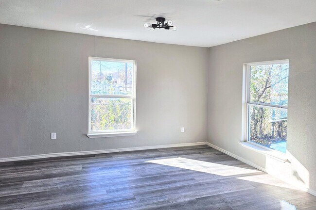 Building Photo - Beautifully Remodeled 3/1.5 Home in Historic Denver Heights with Modern Upgrades and a Park-Like ...