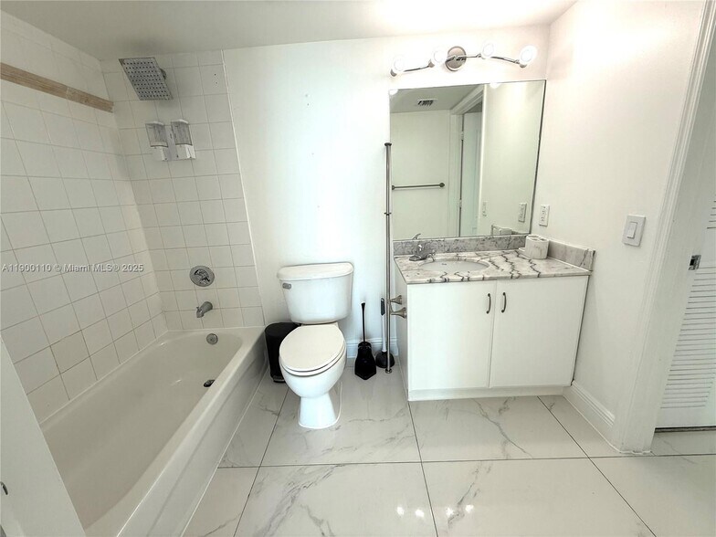 Building Photo - 1200 Brickell Bay Dr