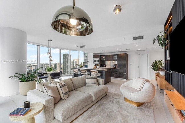 Building Photo - 200 Biscayne Blvd Way