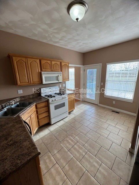 Building Photo - 1016 Steven Dee