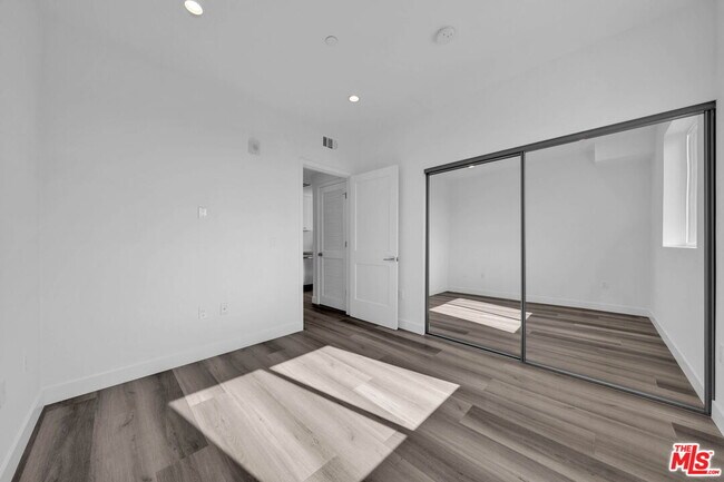 Building Photo - 667 N Wilton Pl