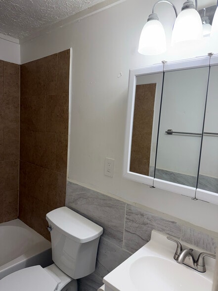 Building Photo - 707 S Hydraulic Ave