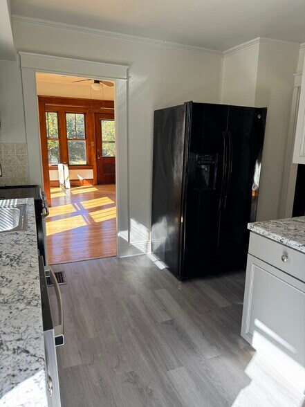 Building Photo - 619 Riverside Dr