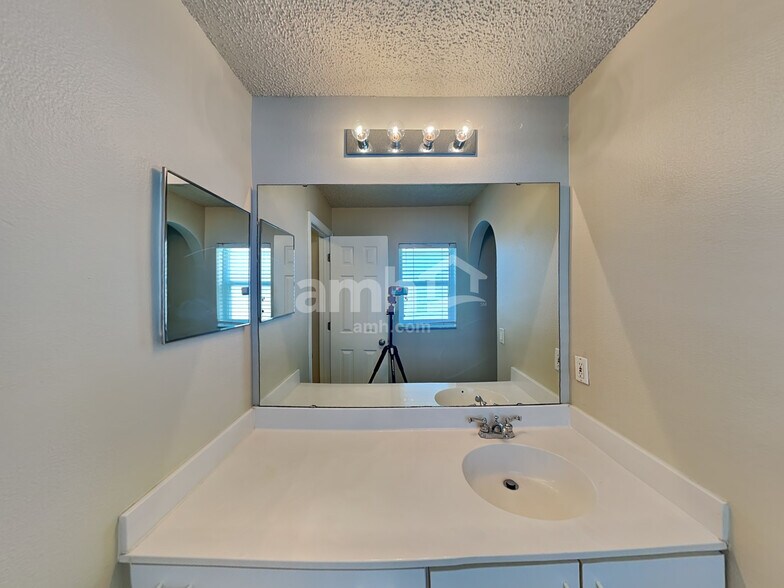 Building Photo - 224 Sawyerwood Pl