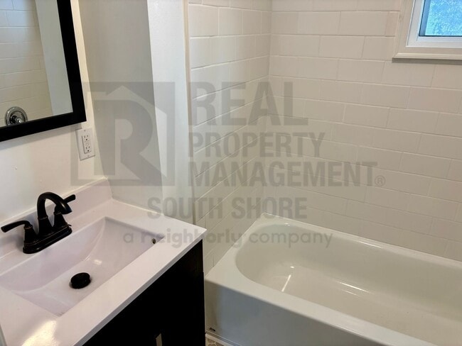 Building Photo - Remodeled 2bed/1bath: Where Charm Meets Chic