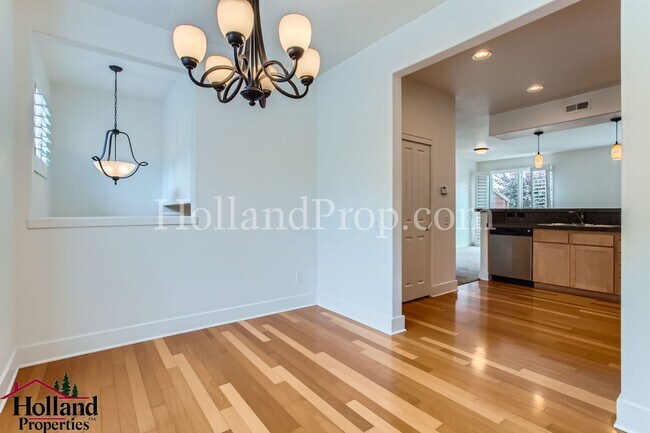Building Photo - Wonderful 3 Bed 3 Bath Townhouse in  Hillsboro!