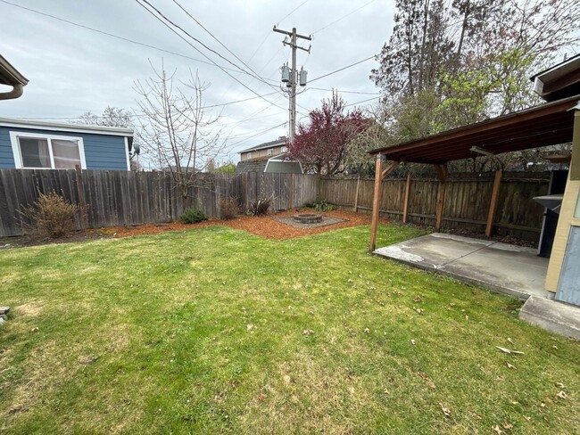 Building Photo - 1070 SW 16th Ave