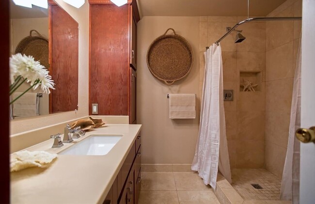 Building Photo - Live by the Bay: Renovated 2 Bed, 2 Bath
