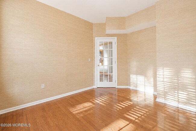 Building Photo - 350 Bernard Dr