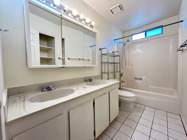 Building Photo - 4 Bedroom, 2 Bathroom Updated home with Pool!