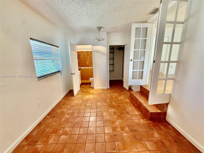 Building Photo - 2321 SW 31st Ave