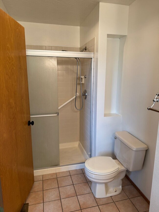 Building Photo - Beautifully updated 3 bedroom, 2 bath house in Eugene!