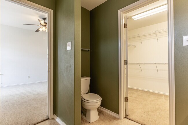 Building Photo - 8914 Walnut Springs