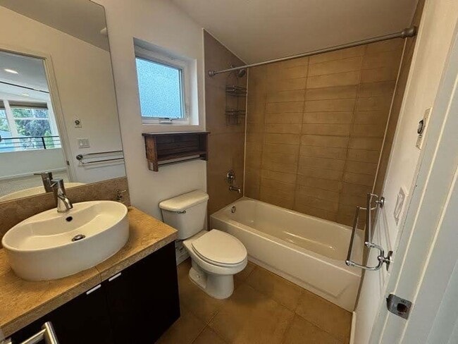 Building Photo - Modern Townhome For Lease Near Columbia City | 2 Bed | 2.5 Bath | A/C | Covered Parking