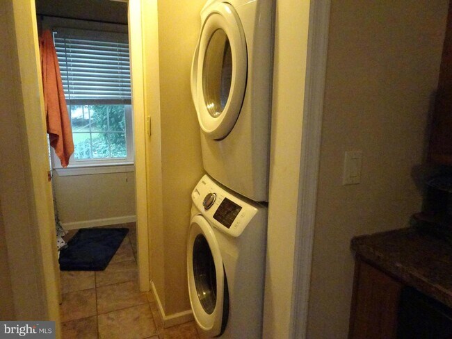 Building Photo - 616 Delaware St