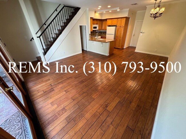 Building Photo - Refurbished Townhome with Laundry Hookups ...
