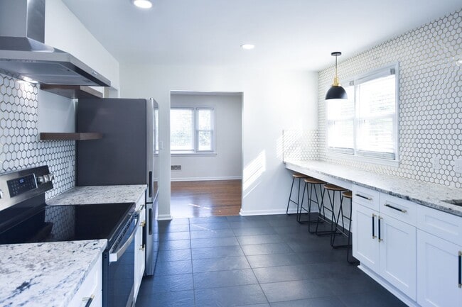 Building Photo - 5 Bedroom || 2 Bathroom - Single Family Ho...